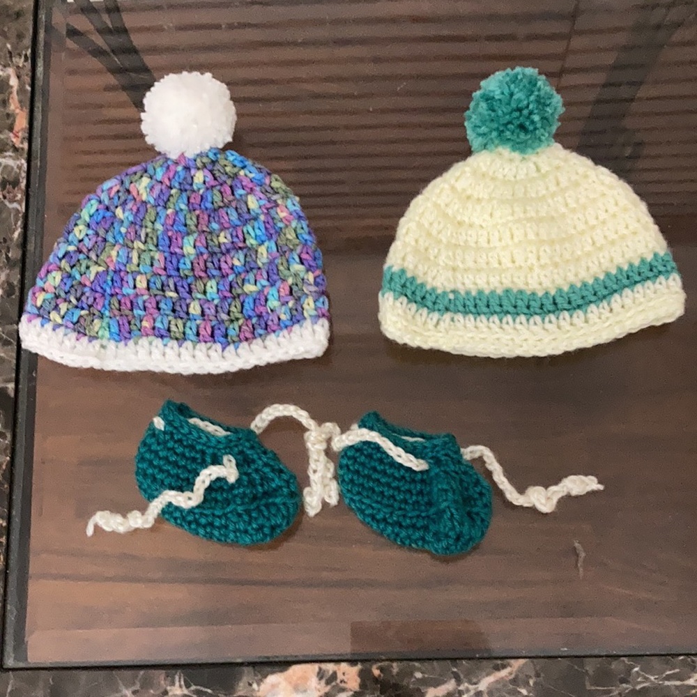 Newborn handmade baby hat and booties